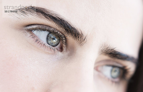 Porträt einer jungen Frau mit blauen Augen