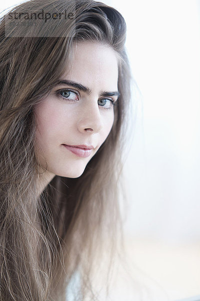Porträt einer jungen Frau mit blauen Augen