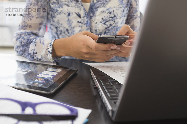 Junge Frau arbeitet im Büro