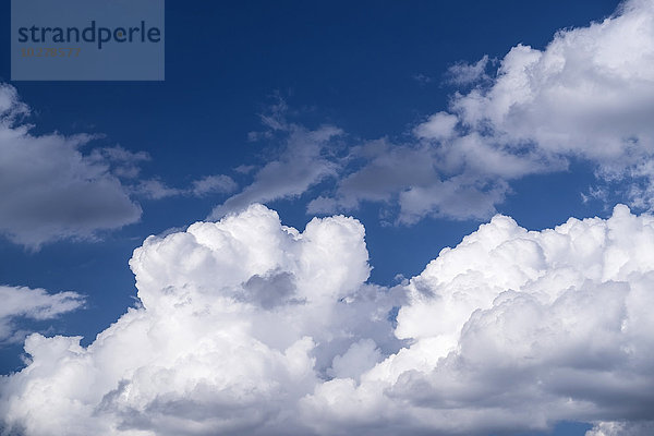 Blick auf bauschige Wolkenformationen