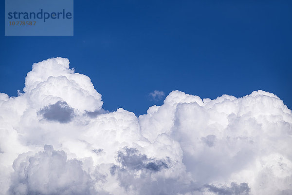 Blick auf bauschige Wolkenformationen