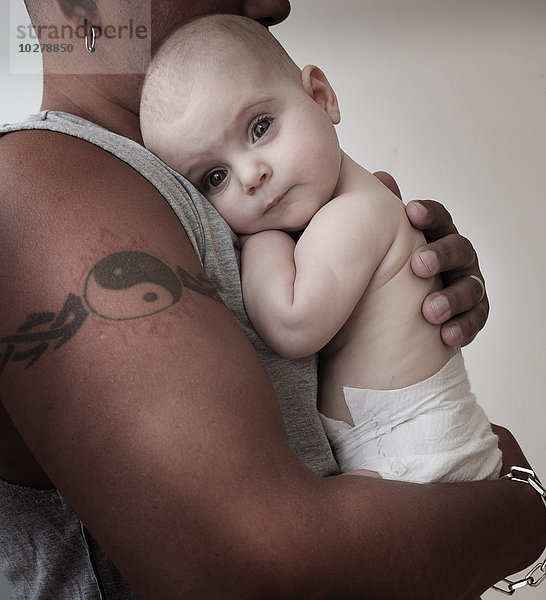 Porträt eines kleinen Mädchens (2-5 Monate) mit ihrem Vater
