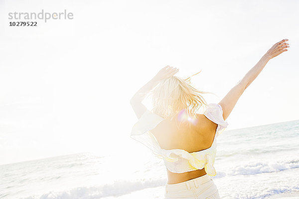 Junge Frau am Strand