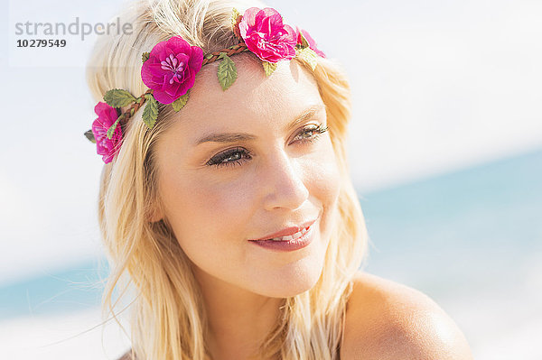 Junge Frau lächelnd am Strand