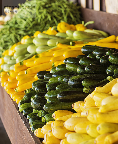 Marktstand mit Bio-Gemüse