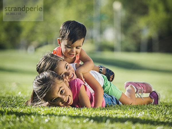 Kinder (2-3  6-7  8-9) spielen im Park