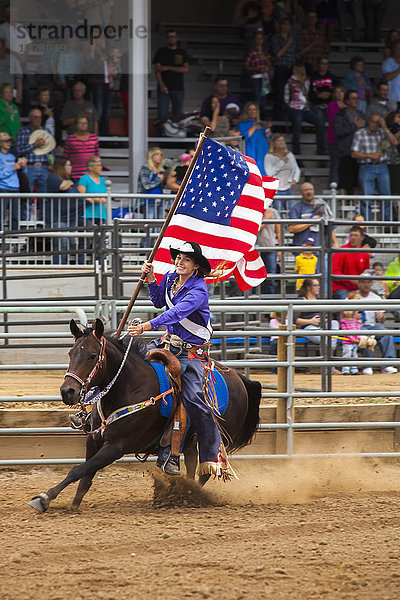 Frau auf Pferd mit amerikanischer Flagge