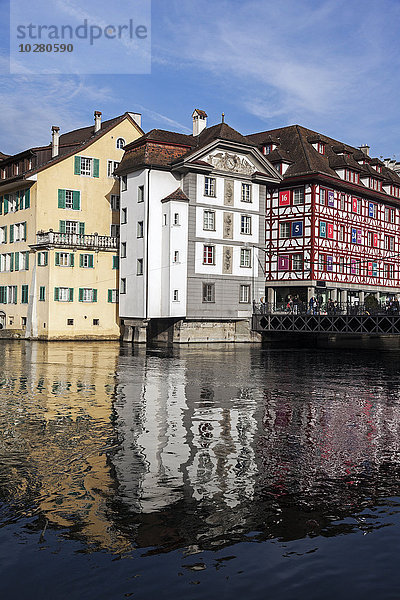 Sich im Wasser spiegelnde Stadthäuser