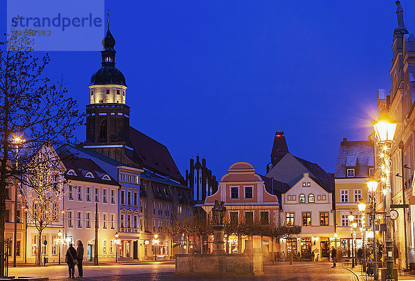 Altmarkt und St. Nikolaikirche bei Nacht beleuchtet