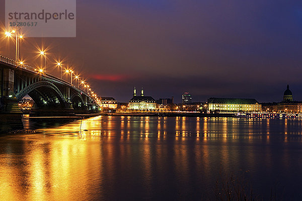 Beleuchtete Theodor-Heuss-Brücke und Skyline am Wasser