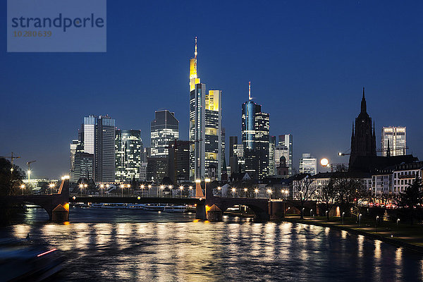 Beleuchtete Skyline am Flussufer