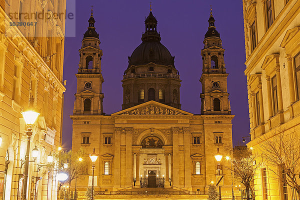 Fassade der Basilika St. Stephan