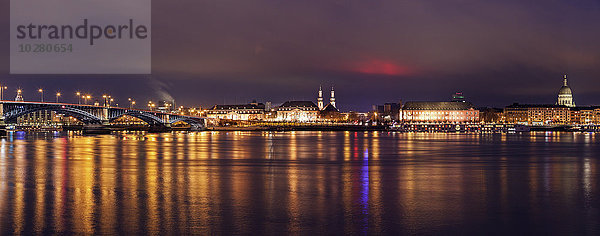 Beleuchtete Skyline am Wasser