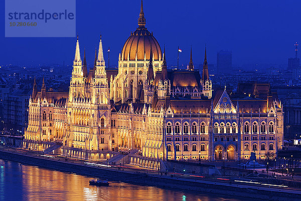Ungarisches Parlament bei Nacht beleuchtet