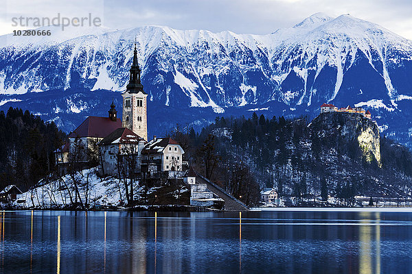 Blick auf die Kirche Mariä Himmelfahrt mit See und Berg