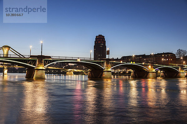 Ignatz-Bubis-Brücke in der Abenddämmerung beleuchtet