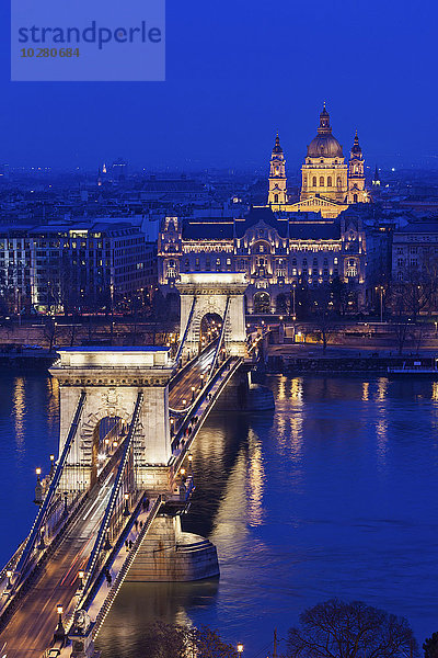 Beleuchtete Kettenbrücke und Stephansdom