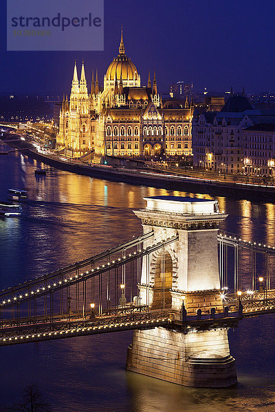 Beleuchtete Kettenbrücke und ungarisches Parlamentsgebäude