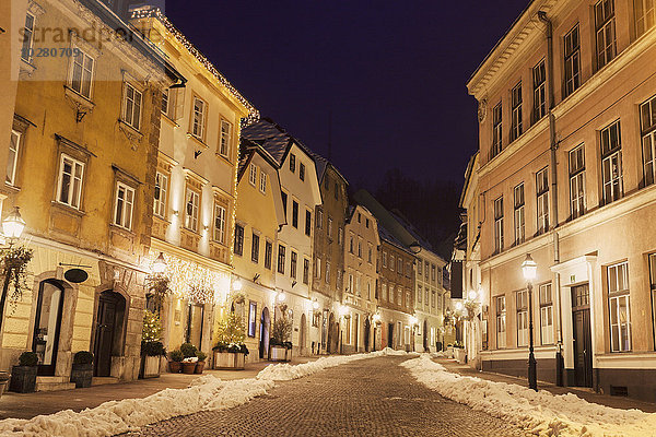 Beleuchtete Straße in der Altstadt