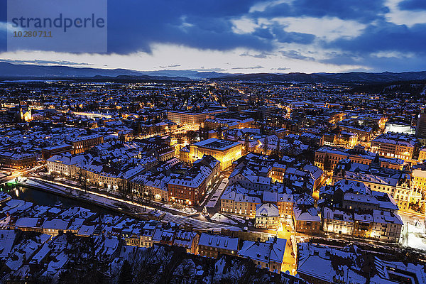 Beleuchtetes Stadtbild in der Abenddämmerung