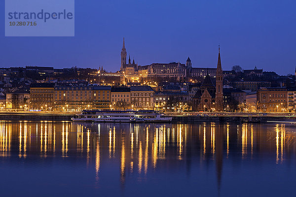 Skyline von Buda mit Matthiaskirche und Fischerbastei