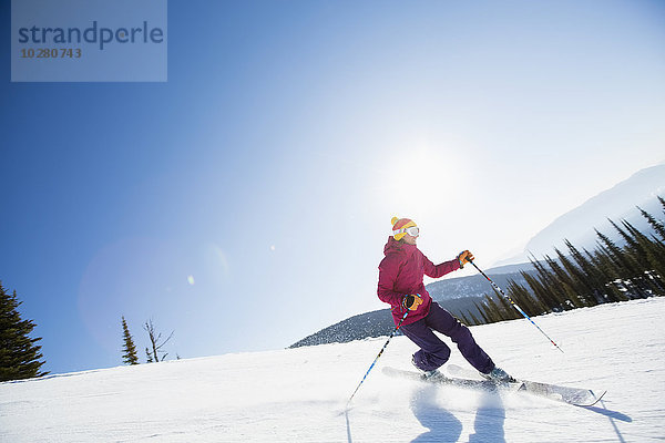 Frau beim Skifahren bergab