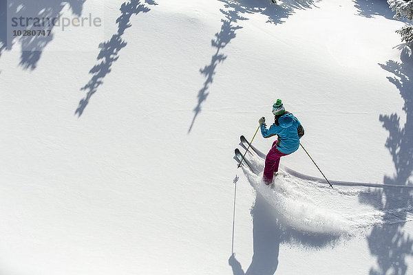 Erhöhte Ansicht einer Frau beim Skifahren