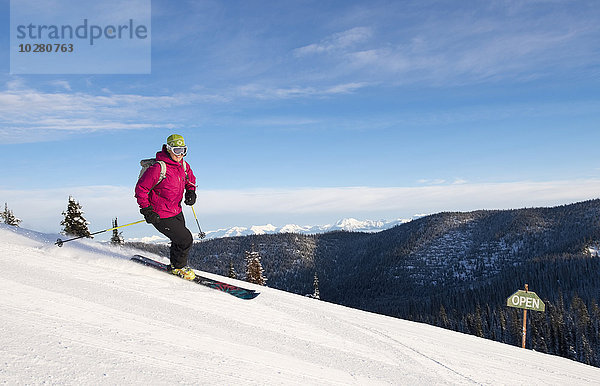 Frau beim Skifahren bergab