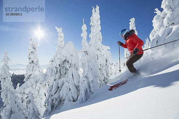 Reife Frau auf Skipiste bei Sonnenlicht