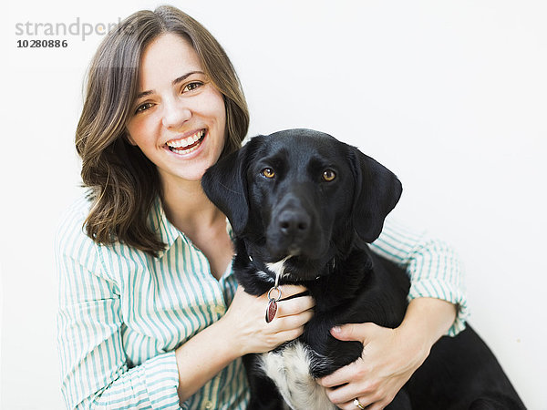 Porträt einer lächelnden Frau mit Hund