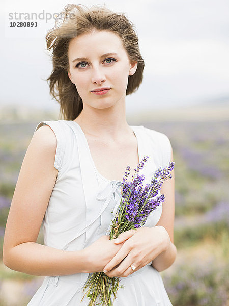 Porträt der Braut mit Lavendelsträußchen