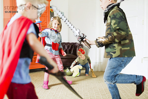 Kinder (2-3  4-5  6-7) in Superheldenkostümen beim Spielen zu Hause