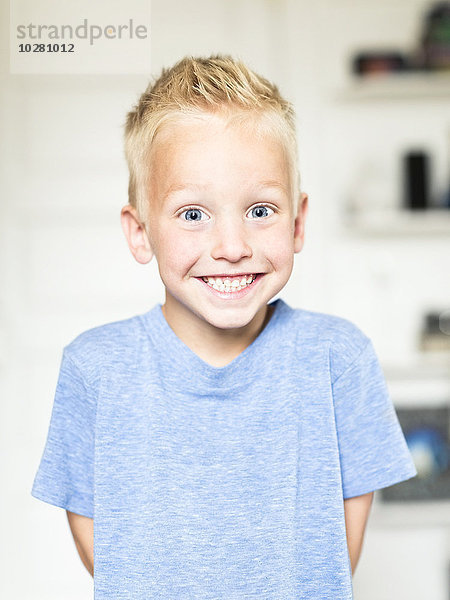 Porträt eines lächelnden Jungen (4-5)