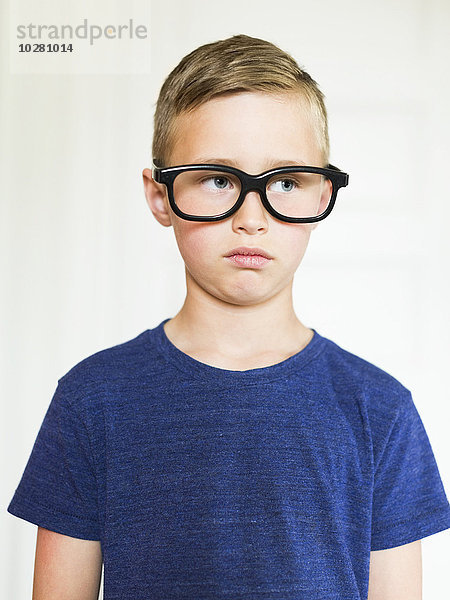 Porträt eines Jungen (6-7) mit Brille