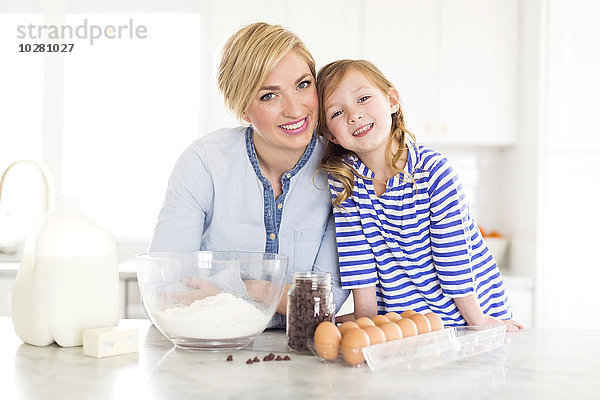 Porträt eines Mädchens (4-5)  das Zeit mit seiner Mutter in der Küche verbringt