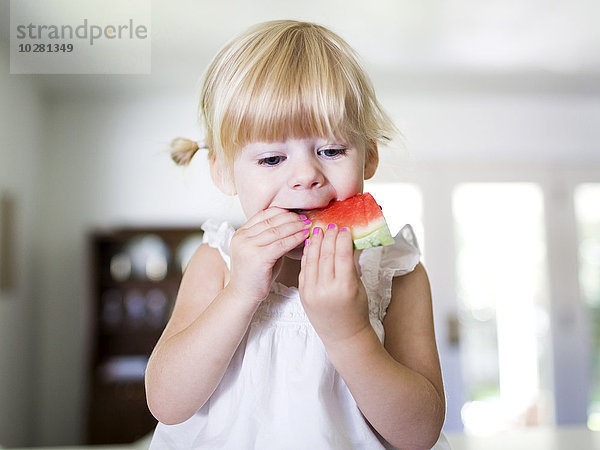Porträt eines Mädchens (2-3)  das eine Wassermelone isst