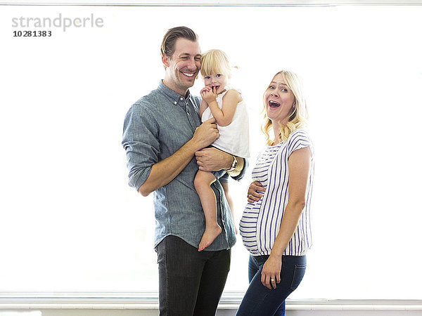 Familienporträt der Eltern mit Tochter (2-3)