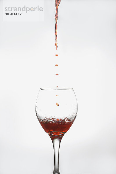 Studioaufnahme von Rotwein im Glas