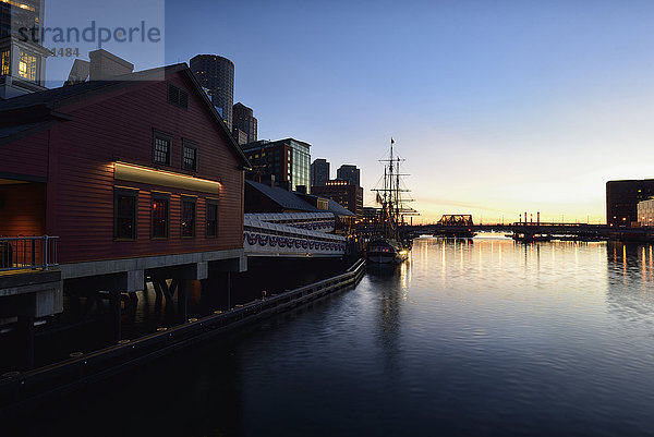 Schiff und Museum im Fort Point-Kanal bei Sonnenaufgang