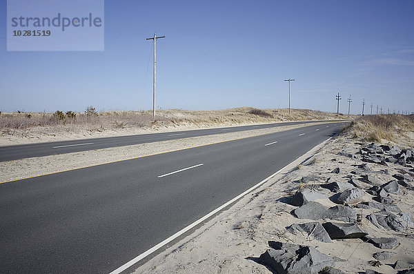 Blick auf leere Autobahn in der Wüste