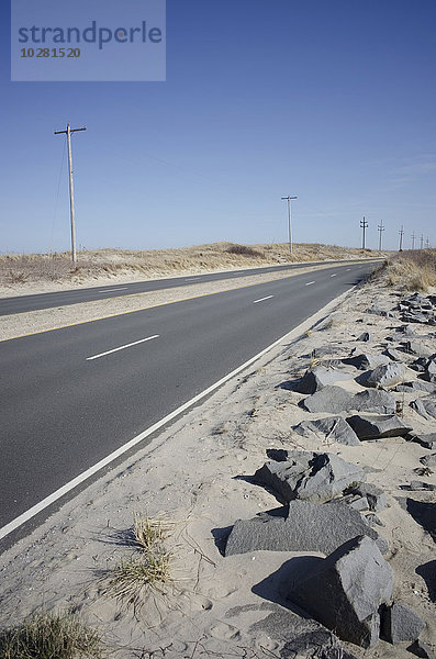 Blick auf leere Autobahn in der Wüste