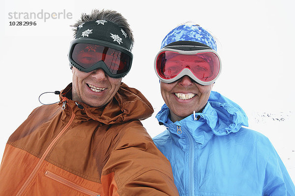 Lächelndes Paar mit Skibrille