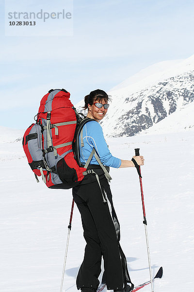 Lächelnde Frau beim Skifahren