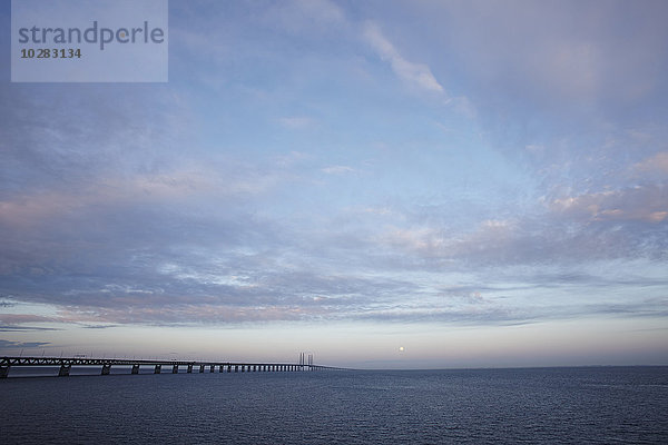 Blick auf die Brücke in der Abenddämmerung