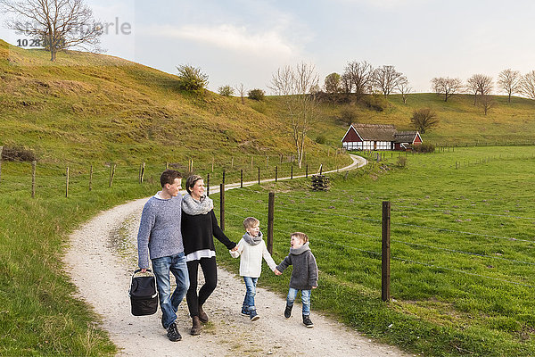 Gemeinsamer Familienspaziergang