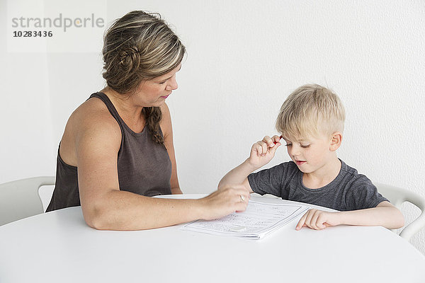 Mutter hilft Sohn bei den Hausaufgaben