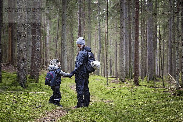 Mutter mit Sohn beim Spaziergang im Wald