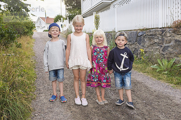 Kinder stehen zusammen und schauen in die Kamera