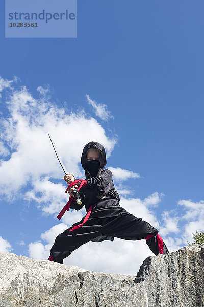 Kind im Ninja-Kostüm
