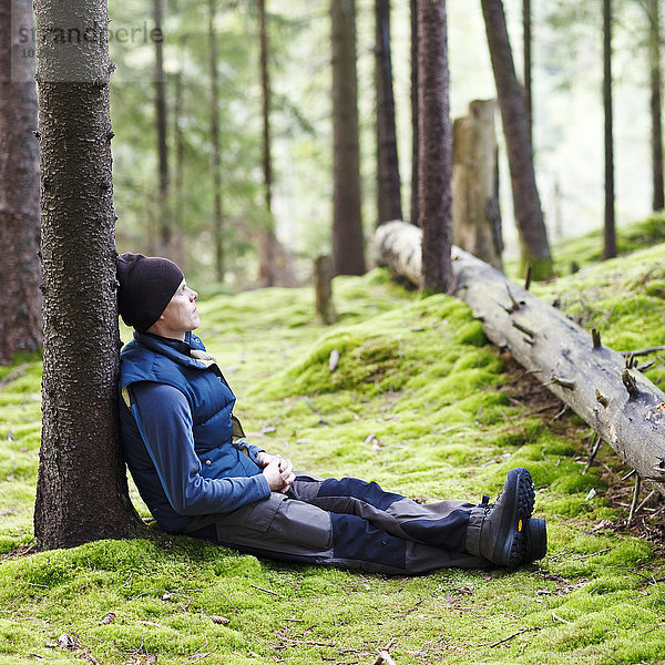 Mann entspannt sich im Wald